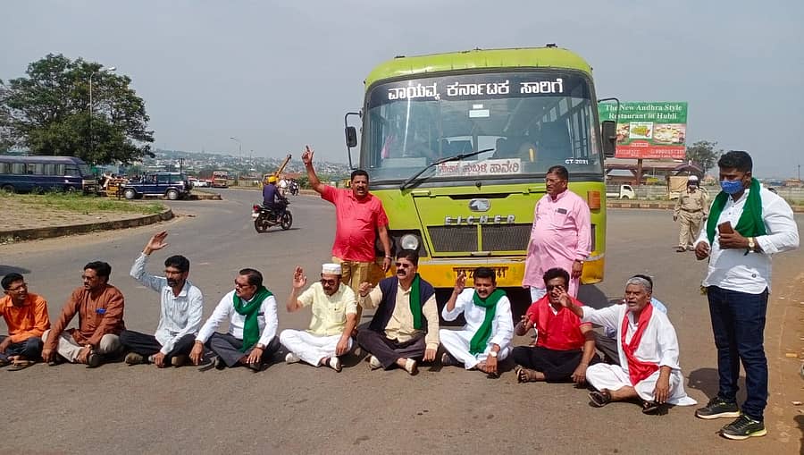 ಕಳಸಾ ಬಂಡೂರಿ ರೈತ ಹೋರಾಟ ಸಮಿತಿ ಸದಸ್ಯರು ಹುಬ್ಬಳ್ಳಿ ನಗರದ ಗಬ್ಬೂರು ಬೈ ಪಾಸ್ ಬಂದ್ ಮಾಡಿ ಪ್ರತಿಭಟನೆ ನಡೆಸಿದರು.