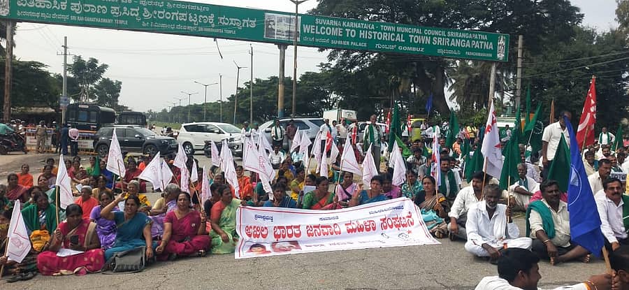 ಬೆಂಗಳೂರು– ಮೈಸೂರು ರಾಷ್ಟ್ರೀಯ ಹೆದ್ದಾರಿ ಬಂದ್‌ ಮಾಡಿ ರೈತರು ಪ್ರತಿಭಟನೆ ನಡೆಸುತ್ತಿದ್ದಾರೆ.