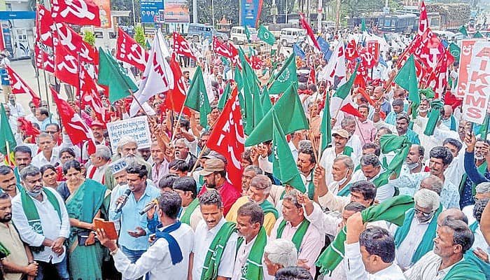 ರೈತ ಹೋರಾಟಕ್ಕೆ ವರ್ಷ ರಾಜ್ಯದ ವಿವಿಧೆಡೆ ರಸ್ತೆ ತಡೆ