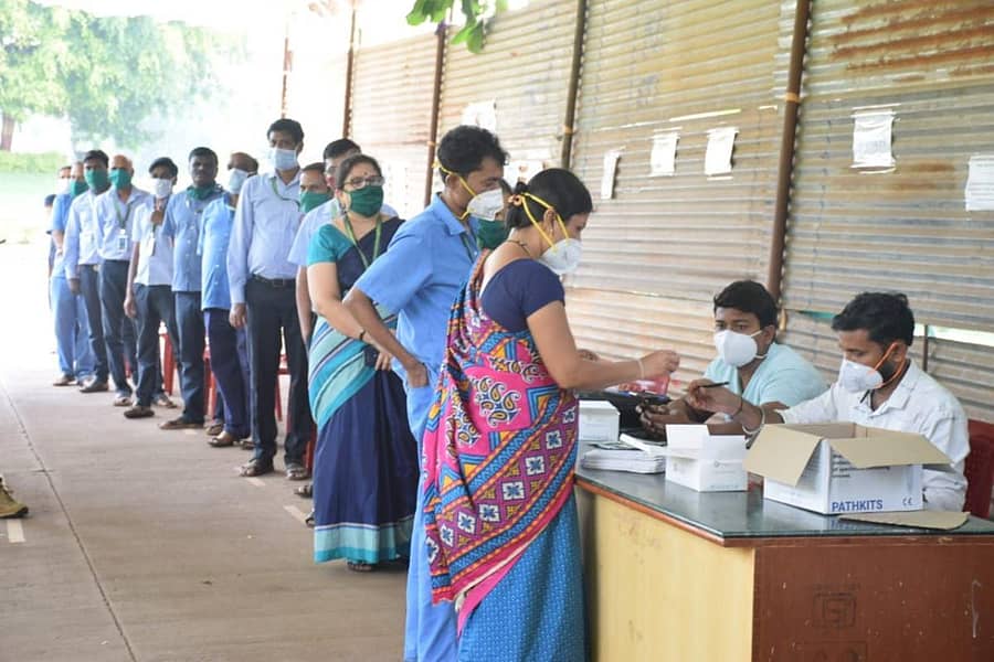 ಧಾರವಾಡದ ಸತ್ತೂರಿನಲ್ಲಿರುವ ಎಸ್ಡಿಎಂ ವೈದ್ಯಕೀಯ ಕಾಲೇಜಿನ ಸಿಬ್ಬಂದಿಯ ಕೋವಿಡ್ ತಪಾಸಣೆ ಶುಕ್ರವಾರ ನಡೆಯಿತು