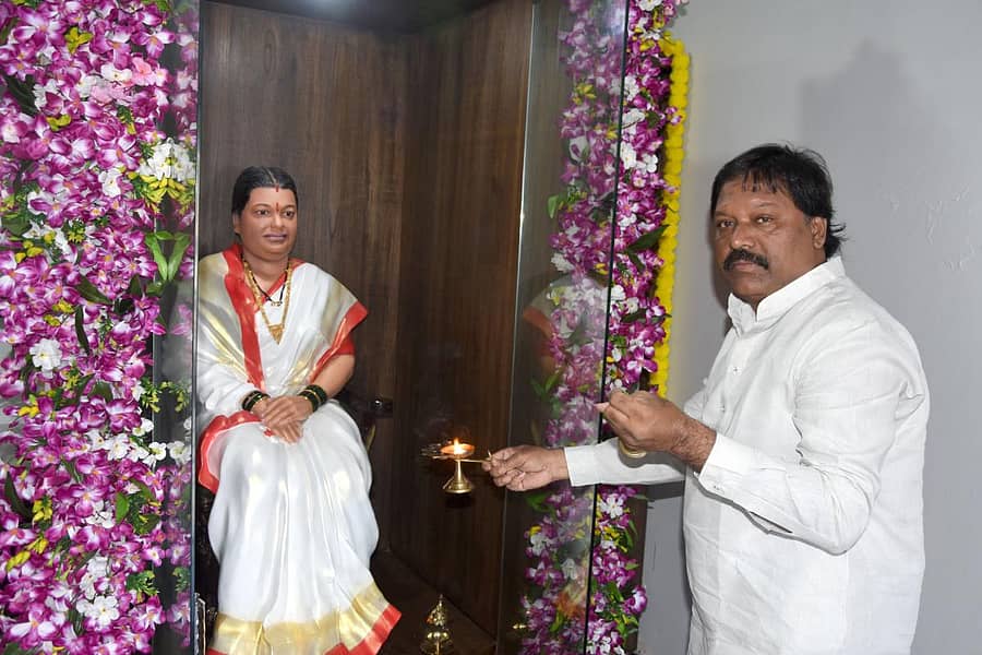 ಬೆಳಗಾವಿಯ ಗ್ಯಾಂಗ್ವಾಡಿಯಲ್ಲಿರುವ ತಮ್ಮ ಮನೆಯಲ್ಲಿ ಪತ್ನಿ ಮೈನಾಬಾಯಿ ಪ್ರತಿಮೆಗೆ ಪೂಜೆ ಸಲ್ಲಿಸುತ್ತಿರುವ ಶಿವ ಚೌಗುಲೆಪ್ರಜಾವಾಣಿ ಚಿತ್ರ: ಏಕನಾಥ ಅಗಸಿಮನಿ