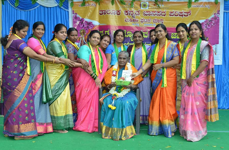 ಮಾನ್ವಿಯಲ್ಲಿ ಶನಿವಾರ ಕನ್ನಡ ಜಾನಪದ ಪರಿಷತ್ತಿನ ಮಹಿಳಾ ಘಟಕದ ಪದಾಧಿಕಾರಿಗಳು ರಾಜ್ಯೋತ್ಸವ ಪ್ರಶಸ್ತಿ ಪುರಸ್ಕೃತ ಸಾಹಿತಿ ಡಾ.ಜಯಲಕ್ಷ್ಮೀ ಮಂಗಳಮೂರ್ತಿ ಅವರನ್ನು ಸನ್ಮಾನಿಸಿದರು