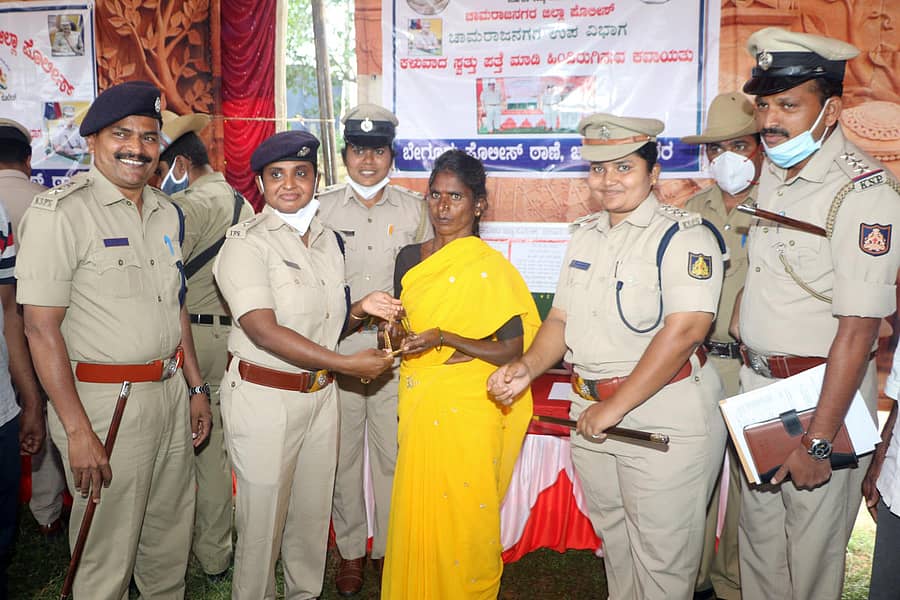 ಕಳ್ಳತನ ಪ್ರಕರಣವೊಂದರಲ್ಲಿ ಪೊಲೀಸರು ವಶಪಡಿಸಿಕೊಂಡಿದ್ದ ಆಭರಣವನ್ನು ಜಿಲ್ಲಾ ಪೊಲೀಸ್‌ ವರಿಷ್ಠಾಧಿಕಾರಿ ದಿವ್ಯಾಸಾರಾ ಥಾಮಸ್‌ ಅವರು ವಾರಸುದಾರ ಮಹಿಳೆಗೆ ಹಸ್ತಾಂತರಿಸಿದರು. ಹೆಚ್ಚುವರಿ ಪೊಲೀಸ್‌ ವರಿಷ್ಠಾಧಿಕಾರಿ ಕೆ.ಎಸ್‌.ಸುಂದರ್‌ರಾಜ್‌, ಡಿವೈಎಸ್‌ಪಿ ಪ್ರಿಯದರ್ಶಿನಿ ಸಾಣೆಕೊಪ್ಪ ಇತರರು ಇದ್ದರು