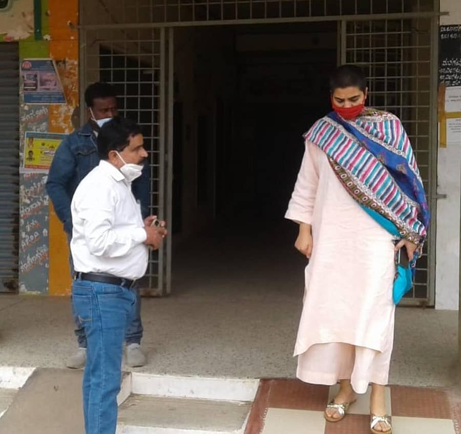 ಜಿಲ್ಲಾಧಿಕಾರಿ ಚಾರುಲತಾ ಸೋಮಲ್ ಅವರು ಚಾಮರಾಜನಗರ ನಗರಸಭೆ ಕಚೇರಿಗೆ ಭೇಟಿ ನೀಡಿ ಮತಗಟ್ಟೆ ಸ್ಥಾಪನೆ ಸಂಬಂಧ ಪರಿಶೀಲಿಸಿದರು. ನಗರಸಭೆ ಆಯುಕ್ತ ಕರಿಬಸವಯ್ಯ, ಆರೋಗ್ಯ ನಿರೀಕ್ಷಕ ಶರವಣ ಇದ್ದರು