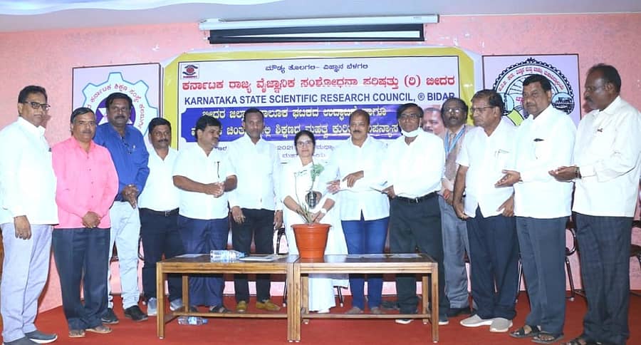 ಬೀದರ್ನ ಬಿ.ವಿ. ಭೂಮರಡ್ಡಿ ಕಾಲೇಜಿನಲ್ಲಿ ನಡೆದ ವೈಜ್ಞಾನಿಕ ಚಿಂತನೆಗಳಲ್ಲಿ ಶಿಕ್ಷಣ ಮಹತ್ವ ಕುರಿತ ಉಪನ್ಯಾಸ ಕಾರ್ಯಕ್ರಮವನ್ನು ಕರ್ನಾಟಕ ರಾಜ್ಯ ವೈಜ್ಞಾನಿಕ ಸಂಶೋಧನಾ ಪರಿಷತ್ ರಾಜ್ಯ ಘಟಕದ ಅಧ್ಯಕ್ಷ ಹುಲಿಕಲ್ ನಟರಾಜ್ ಸಸಿಗೆ ನೀರೆರೆದು ಉದ್ಘಾಟಿಸಿದರು. ಸಿದ್ಧಾರೆಡ್ಡಿ ನಾಗೂರಾ, ಸಂಜೀವಕುಮಾರ ಸ್ವಾಮಿ, ದೇವಿಪ್ರಸಾದ್ ಕಲಾಲ್, ರಾಜೇಂದ್ರಕುಮಾರ ಗಂದಗೆ, ಡಾ. ಗಂಗಾಂಬಿಕೆ ಅಕ್ಕ, ಡಾ. ಸಿ. ಆನಂದರಾವ್, ಬಾಬುರಾವ್ ದಾನಿ, ಬಾಲಾಜಿ ಬಿರಾದಾರ, ಎಂ.ಎಸ್. ಮನೋಹರ ಇದ್ದರು