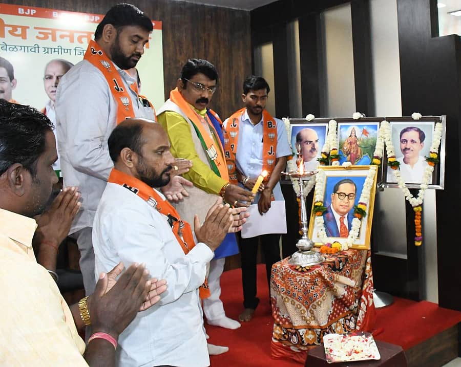 ಬೆಳಗಾವಿಯ ಬಿಜೆಪಿ ಕಚೇರಿಯಲ್ಲಿ ನಡೆದ ಸಂವಿಧಾನ ದಿನಾಚರಣೆ ಕಾರ್ಯಕ್ರಮವನ್ನು ಗ್ರಾಮಾಂತರ ಜಿಲ್ಲಾ ಘಟಕದ ಅಧ್ಯಕ್ಷ ಸಂಜಯ ಪಾಟೀಲ ಉದ್ಘಾಟಿಸಿದರು