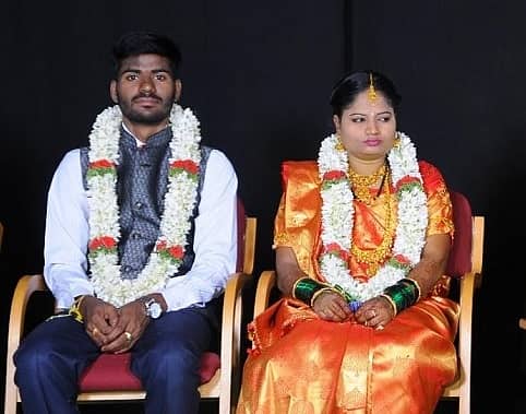 ಸಾಣೇಹಳ್ಳಿ ತರಳಬಾಳು ಶಾಖಾ ಮಠದಲ್ಲಿ ಶುಕ್ರವಾರ ನಡೆದ ಸಂವಿಧಾನ ದಿನಾಚರಣೆಯಲ್ಲಿ ಬೆಂಗಳೂರಿನಲ್ಲಿ ಅಮೆಜಾನ್ ಸಂಸ್ಥೆ ಉದ್ಯೋಗಿಗಳಾದ ಎಂ.ಭೂಮಿಕಾ ಮತ್ತು ಎಸ್.ಅಶೋಕ್ಕುಮಾರ್ ವಿವಾಹ ಜೀವನಕ್ಕೆ ಕಾಲಿಟ್ಟರು