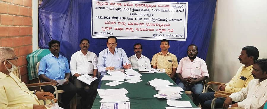 ಬೆಳ್ತಂಗಡಿ ಸಮೀಪದ ಗುರುವಾಯನಕೆರೆಯಲ್ಲಿ ನಡೆದ ದಲಿತರ ಮತ್ತು ಭೂರಹಿತರ ಹಕ್ಕೊತ್ತಾಯ ಬೃಹತ್ ಜಾಥಾ ಮತ್ತು ಸಮಾವೇಶ ಪೂರ್ವ ಸಿದ್ಧತಾ ಸಭೆಯಲ್ಲಿ ಜಯಪ್ರಕಾಶ್ ಭಟ್ ಸಿ.ಎಚ್., ಕೆ.ನೇಮಿರಾಜ್, ಬಾಬಿ ಮಾಲಾಡಿ, ಸೋಮನಾಥ ನಾಯಕ್ ಇದ್ದರು.