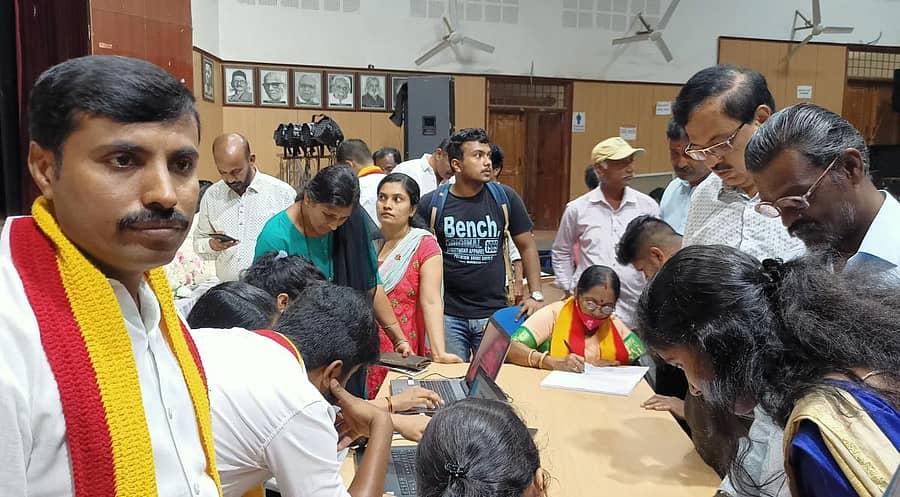 ತೀರ್ಥಹಳ್ಳಿಯ ಗೋಪಾಲಗೌಡ ರಂಗಮಂದಿರದಲ್ಲಿ ಸಾರ್ವಜನಿಕರು ನೇತ್ರದಾನ ಮಾಡುವುದಕ್ಕೆ ಒಪ್ಪಿ ನೋಂದಣಿ ಮಾಡಿಸಿದರು.