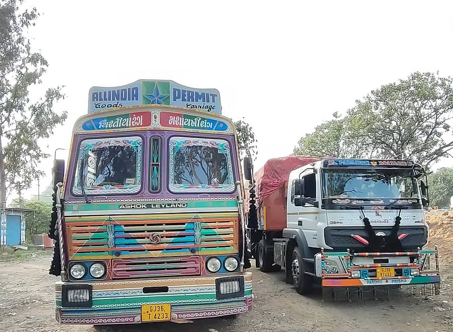 ಶಹಾಪುರ ತಾಲ್ಲೂಕಿನ ಭೀಮರಾಯನಗುಡಿ ಠಾಣೆಯಲ್ಲಿ ಶುಕ್ರವಾರ ಪಡಿತರ ಚೀಟಿಯ ಮೂಲಕ ವಿತರಿಸುವ ಅಕ್ಕಿಯನ್ನು ಅಕ್ರಮವಾಗಿ ಸಾಗಣೆ ಮಾಡುವಾಗ ಮೂರು ಲಾರಿ ವಶಪಡಿಸಿಕೊಂಡಿರುವುದು