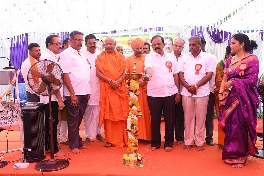 ಹಳ್ಳೂರ ಗ್ರಾಮದಲ್ಲಿ ರೇಣುಕಾದೇವಿ ದೇವಸ್ಥಾನ ಕಟ್ಟಡ ಹಾಗೂ ಕಳಸಾರೋಹಣ ಕಾರ್ಯಕ್ರಮವನ್ನು ವಿಧಾನಸಭೆ ಉಪಸಭಾಧ್ಯಕ್ಷ ಆನಂದ ಮಾಮನಿ ಉದ್ಘಾಟಿಸಿದರು. ಶ್ರೀಗಳು ಮತ್ತು ಮುಖಂಡರು ಇದ್ದಾರೆ