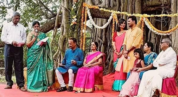 ಆಲದ ಮರದಡಿ ವಿವಾಹವಾದ ಕಮಲೇಶ್–ಮೈತ್ರಿ ಅವರಿಗೆ ಶಾಂತಾ ಪ್ರಸಾದ್ ಮಂತ್ರ ಮಾಂಗಲ್ಯ ವಿವಾಹ ಸಂಹಿತೆ ಬೋಧಿಸಿದರು. ಈಶ್ವರ ಪ್ರಸಾದ್, ವಧು–ವರರ ಪೋಷಕರು ಇದ್ದರು