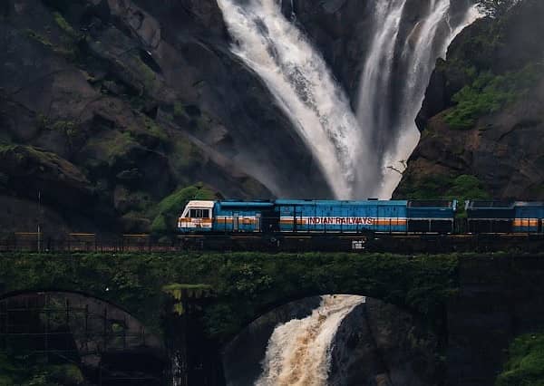 ರೋಹನ್ ಕುಡಾಲ್ಕರ್ ಅವರು ಕ್ಯಾಮೆರಾದಲ್ಲಿ ಸೆರೆ ಹಿಡಿದಿರುವ ದೂಧ್ಸಾಗರ್ ಜಲಪಾತದ ದೃಶ್ಯ