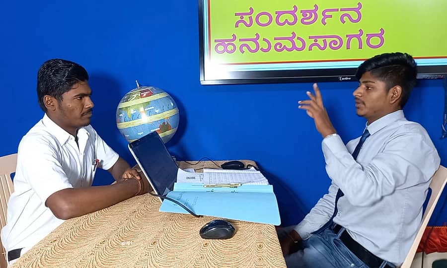 ಹನುಮಸಾಗರ ಸರ್ಕಾರಿ ಪದವಿ ಪೂರ್ವ ಕಾಲೇಜ್ ಪ್ರೌಢ ಶಾಲಾ ವಿಭಾಗದಲ್ಲಿ ಶನಿವಾರ, ಸಮಾಜ ವಿಜ್ಞಾನ ಸಂಘದಿಂದ ವಿದ್ಯಾರ್ಥಿಗಳಿಗೆ ಸಂದರ್ಶನ ಮಾದರಿಯ ಡಿಜಿಟಲ್ ಸಂದರ್ಶನ ಕಲಿಕಾ ಕಾರ್ಯಕ್ರಮ ಹಮ್ಮಿಕೊಳ್ಳಲಾಗಿತ್ತು