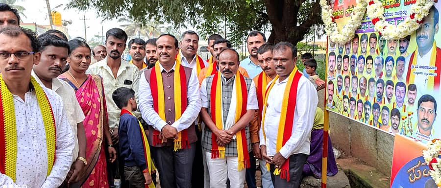 ದೊಡ್ಡಬಳ್ಳಾಪುರ ತಾಲ್ಲೂಕಿನ ಸೊಣ್ಣಪ್ಪನಹಳ್ಳಿಯಲ್ಲಿ ಚಿರಋಣಿ ಕನ್ನಡಾಂಬೆ ಹೋರಾಟ ಸಮಿತಿಯ ನೂತನ ಶಾಖೆ ಉದ್ಘಾಟನೆ, ರಕ್ತದಾನ ಶಿಬಿರ ಹಾಗೂ ಅನ್ನ ಸಂತರ್ಪಣೆ ಕಾರ್ಯಕ್ರಮ ನಡೆಯಿತು