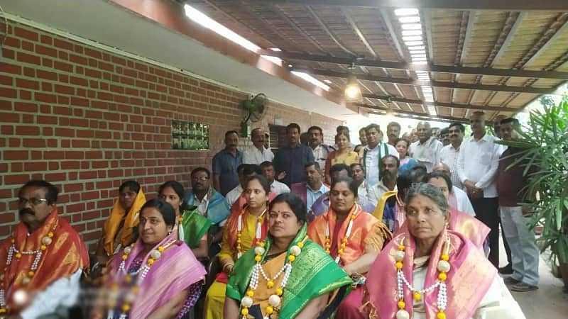 ಮದ್ದೂರು ತಾಲ್ಲೂಕಿನ ಗೆಜ್ಜಲಗೆರೆಯಲ್ಲಿ ನಡೆದ ಸ್ಥಳೀಯ ಗ್ರಾ.ಪಂ ಸದಸ್ಯರ ಹಾಗೂ ಕಾರ್ಯಕರ್ತರ ಸಭೆಯಲ್ಲಿ ಪಾಲ್ಗೊಂಡಿದ್ದ ಗ್ರಾ.ಪಂ.ಅಧ್ಯಕ್ಷರು, ಸದಸ್ಯರನ್ನು ಶಾಸಕ ಡಿ.ಸಿ.ತಮ್ಮಣ್ಣ, ಅಪ್ಪಾಜಿಗೌಡ ಅಭಿನಂದಿಸಿದರು. ಸುರೇಶ್ ಗೌಡ, ನಲ್ಲಿಗೆರೆ ಬಾಲು, ಕೆಸ್ತೂರು ದಾಸೆಗೌಡ, ಮಾದನಾಯಕನಹಳ್ಳಿ ರಾಜಣ್ಣ ಇದ್ದರು