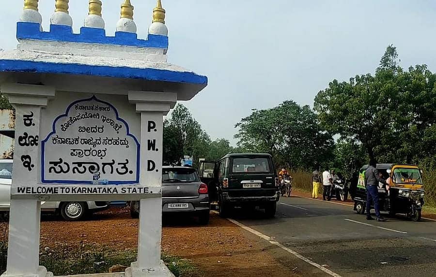 ಬೀದರ್ ತಾಲ್ಲೂಕಿನ ಶಹಾಪುರ ಬಳಿ ಕರ್ನಾಟಕ– ತೆಲಂಗಾಣ ಗಡಿಯಲ್ಲಿ ತಪಾಸಣೆಗೆ ವಾಹನಗಳ ನಿಲುಗಡೆ ಮಾಡಲಾಗಿದೆ