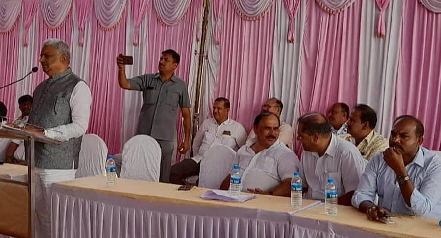 ಭದ್ರಾವತಿಯಲ್ಲಿ ಶಾಸಕ ಬಿ.ಕೆ. ಸಂಗಮೇಶ್ವರ ಕಾಂಗ್ರೆಸ್ ವಿಧಾನಪರಿಷತ್ ಅಭ್ಯರ್ಥಿ ಆರ್. ಪ್ರಸನ್ನಕುಮಾರ್ ಪರವಾಗಿ ಮಾತನಾಡಿದರು. ಕಾಂಗ್ರೆಸ್ ಜಿಲ್ಲಾ ಅಧ್ಯಕ್ಷ ಸುಂದರೇಶ್, ನಗರಸಭೆ ಉಪಾಧ್ಯಕ್ಷ ಚನ್ನಪ್ಪ ಉಪಸ್ಥಿತರಿದ್ದರು.