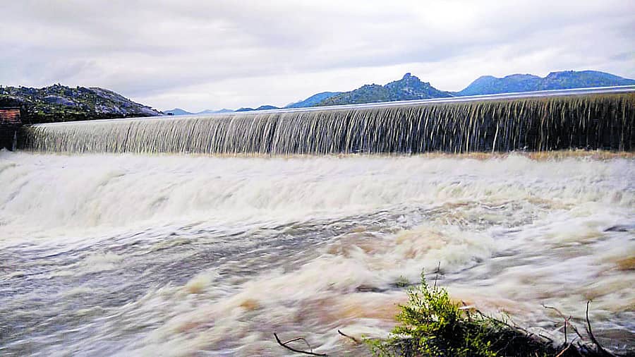 ಮಳೆಯಿಂದಾಗಿ ಕೋಡಿ ಹರಿಯುತ್ತಿರುವ ಮಂಚೇನಹಳ್ಳಿ ಕೆರೆ