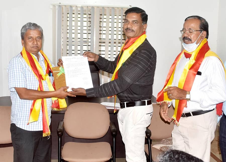 ಚಿತ್ರದುರ್ಗದಲ್ಲಿ ಸೋಮವಾರ ನಡೆದ ಸಮಾರಂಭದಲ್ಲಿ ಕನ್ನಡ ಸಾಹಿತ್ಯ ಪರಿಷತ್ತಿನ ಜಿಲ್ಲಾ ಘಟಕದ ನೂತನ ಅಧ್ಯಕ್ಷರಾದ ಕೆ.ಎಂ.ಶಿವಸ್ವಾಮಿ ಅವರಿಗೆ ಆಡಳಿತಾಧಿಕಾರಿ ಬಿ.ಧನಂಜಯ ಅಧಿಕಾರ ಹಸ್ತಾಂತರಿಸಿದರು. ನಿಕಟಪೂರ್ವ ಅಧ್ಯಕ್ಷ ದೊಡ್ಡಮಲ್ಲಯ್ಯ ಇದ್ದಾರೆ.