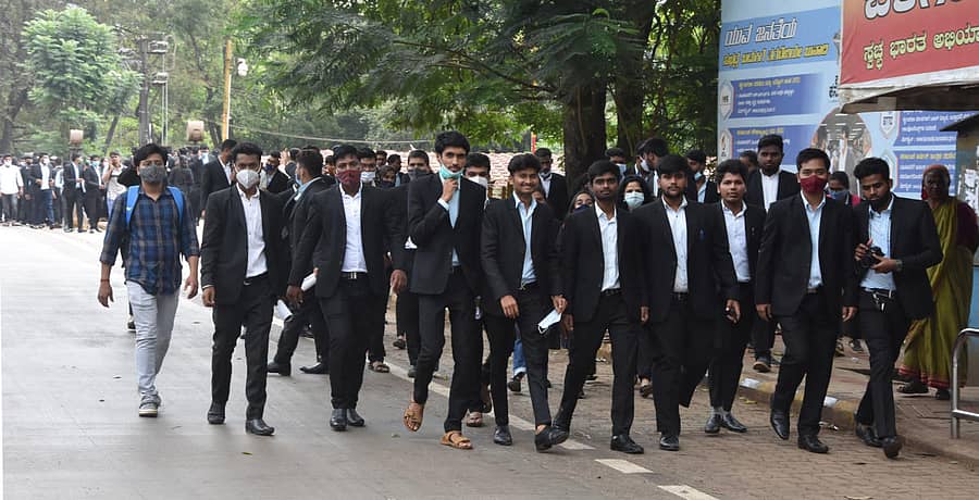 ಬೆಳಗಾವಿಯಲ್ಲಿ ಕಾನೂನು ವಿಶ್ವವಿದ್ಯಾಲಯ ಕೈಗೊಂಡಿರುವ ಕೆಲವು ನಿರ್ಣಯಗಳಿಂದಾಗಿ ನಮಗೆ ತೊಂದರೆಯಾಗಿದೆ ಎಂದು ಆರೋಪಿಸಿ ಕಾನೂನು ವಿದ್ಯಾರ್ಥಿಗಳು ಸೋಮವಾರ ಪ್ರತಿಭಟನೆ ನಡೆಸಿದರು