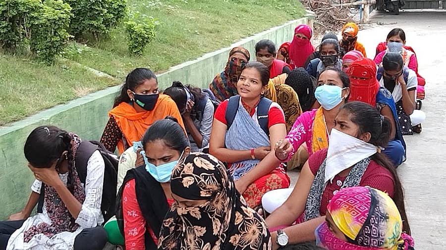 ವೃತ್ತಿಪರ ಮೆಟ್ರಿಕ್ ನಂತರದ ಬಾಲಕಿಯರ ವಸತಿ ನಿಲಯದ ಮೇಲ್ವಿಚಾರಕಿನ್ನು ಮರು ನೇಮಕ ಮಾಡುವಂತೆ ಒತ್ತಾಯಿಸಿ ಜಿಲ್ಲಾ ಪಂಚಾಯಿತಿ ಮುಖ್ಯ ಕಾರ್ಯನಿರ್ವಾಹಕ ಅಧಿಕಾರಿ ಕಚೇರಿಯ ಮುಂದೆ ವಸತಿ ನಿಲಯದ ವಿದ್ಯಾರ್ಥಿನಿಯರು ಸೋಮವಾರ ಪ್ರತಿಭಟನೆ ನಡೆಸಿದರು.