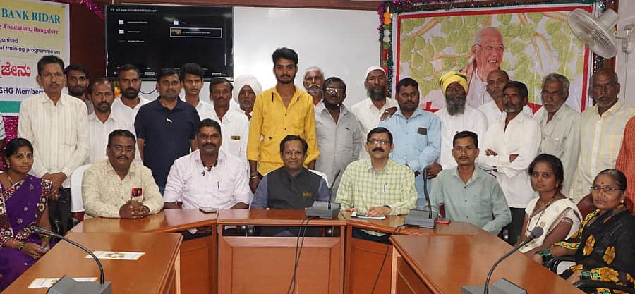 ಬೀದರ್ನ ಗುರುಪಾದಪ್ಪ ನಾಗಮಾರಪಳ್ಳಿ ಸಹಾರ್ದ ತರಬೇತಿ ಕೇಂದ್ರದಲ್ಲಿ ನಡೆದ ಜೇನು ಕೃಷಿ ಕುರಿತ ತರಬೇತಿ ಶಿಬಿರದಲ್ಲಿ ಪಾಲ್ಗೊಂಡಿದ್ದ ಜಿಲ್ಲೆಯ ರೈತರು