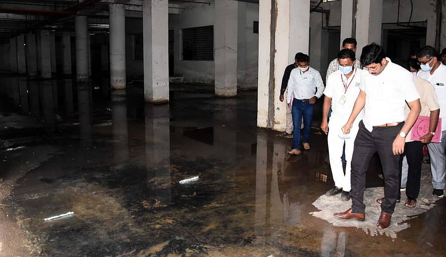 ಜಿಲ್ಲಾಧಿಕಾರಿ ರಾಮಚಂದ್ರನ್ ಆರ್ ಅವರು ಸೋಮವಾರ ಬೀದರ್ನ ಬ್ರಿಮ್ಸ್ ಆಸ್ಪತ್ರೆಗೆ ಭೇಟಿ ಕೊಟ್ಟು ಕಟ್ಟಡದ ನೆಲ ಮಹಡಿಯ ದುಃಸ್ಥಿತಿಯನ್ನು ಪರಿಶೀಲಿಸಿದರು