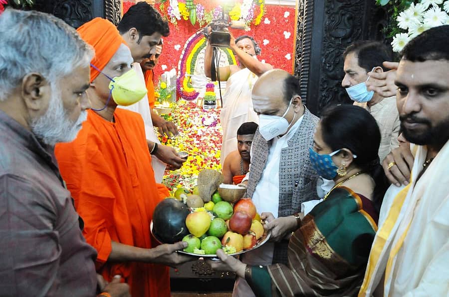 ತುಮಕೂರಿನ ಸಿದ್ಧಗಂಗಾ ಮಠದಲ್ಲಿ ಸೋಮವಾರ ಶಿವಕುಮಾರ ಸ್ವಾಮೀಜಿ ಗದ್ದುಗೆಗೆ ಮುಖ್ಯಮಂತ್ರಿ ಬಸವರಾಜ ಬೊಮ್ಮಾಯಿ ದಂಪತಿ ಪೂಜೆ ಸಲ್ಲಿಸಿದರು. ಸಿದ್ಧಲಿಂಗ ಸ್ವಾಮೀಜಿ, ಪ್ರಾಥಮಿಕ ಶಿಕ್ಷಣ ಸಚಿವ ಬಿ.ಸಿ.ನಾಗೇಶ್ ಇತರರು ಇದ್ದರು