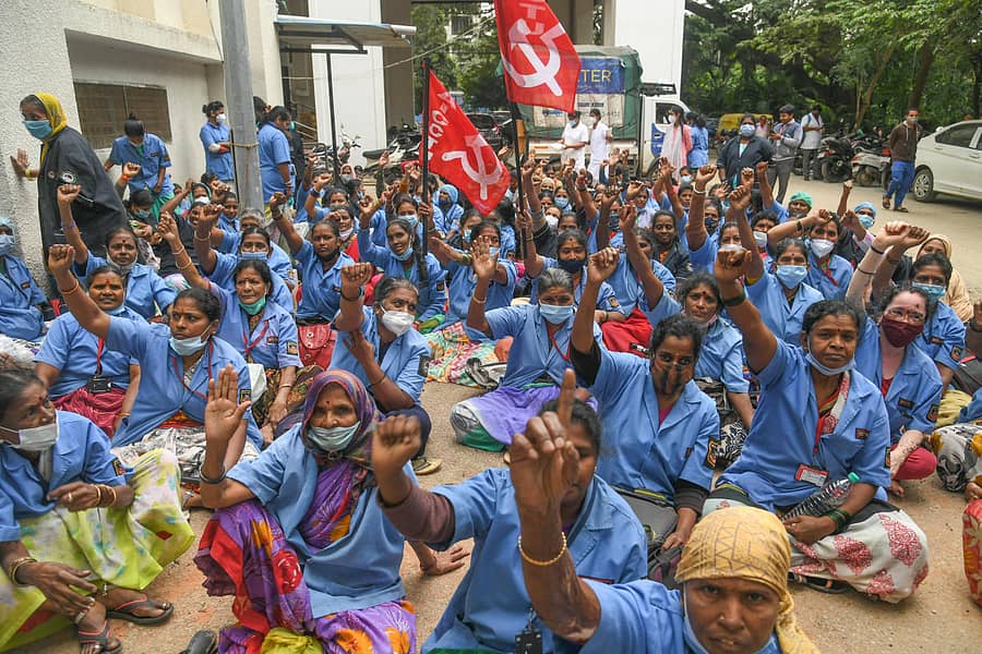 ‘ಬಾಕಿ ವೇತನ ಪಾವತಿ ಮಾಡಬೇಕು’ ಎಂದು ಒತ್ತಾಯಿಸಿ ವಿಕ್ಟೋರಿಯಾ ಆಸ್ಪತ್ರೆಯ ಸಿಬ್ಬಂದಿ ಸೋಮವಾರ ಪ್ರತಿಭಟನೆ ನಡೆಸಿದರು – ಪ್ರಜಾವಾಣಿ ಚಿತ್ರ