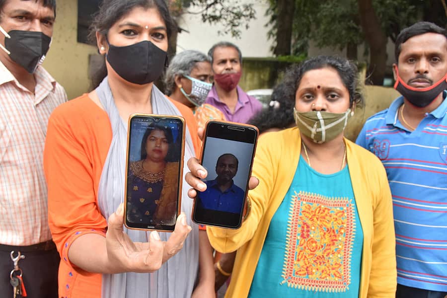 ದುರ್ಗಾ ಸುಮಿತ್ರ ಅವರ ಅಕ್ಕ ಜಿ.ಬಿ.ಸುಜಾತ (ಎಡ) ಹಾಗೂ ಮುನಿರಾಜು ಪುತ್ರಿ ರಾಜೇಶ್ವರಿ ಅವರು ಮೃತ ದೇಹಗಳನ್ನು ಪಡೆಯಲು ವಿಕ್ಟೋರಿಯಾ ಆಸ್ಪತ್ರೆಯ ಎದುರು ನಿಂತಿದ್ದ ದೃಶ್ಯ –ಪ್ರಜಾವಾಣಿ ಚಿತ್ರ