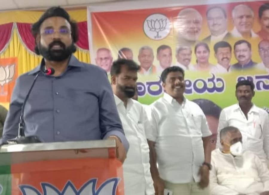 ಚಳ್ಳಕೆರೆಯಲ್ಲಿ ಸೋಮವಾರ ನಡೆದ ಬಿಜೆಪಿ ಪ್ರಚಾರ ಕಾರ್ಯಕ್ರಮದಲ್ಲಿ ಸಾರಿಗೆ ಸಚಿವ ಬಿ. ಶ್ರೀರಾಮುಲು ಮಾತನಾಡಿದರು