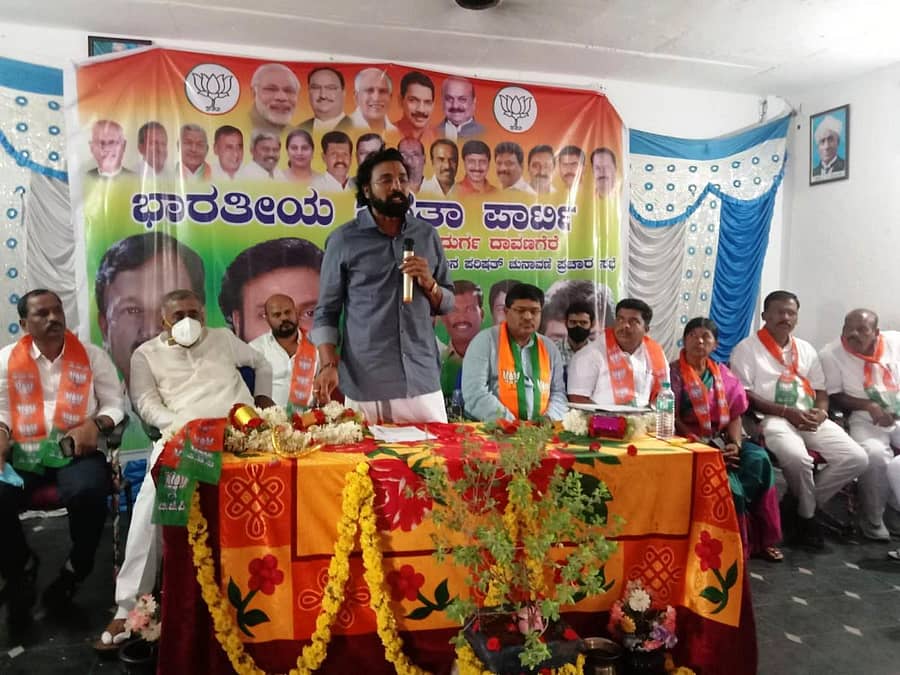 ಪರಶುರಾಂಪುರ ಹೋಬಳಿಯ ಚೌಳೂರು ಗೇಟ್ನಲ್ಲಿ ನಡೆದ ಚುನಾವಣೆ ಪ್ರಚಾರ ಕಾರ್ಯಕ್ರಮದಲ್ಲಿ ಸಚಿವ ಬಿ. ಶ್ರೀರಾಮಲು ಮಾತನಾಡಿದರು.