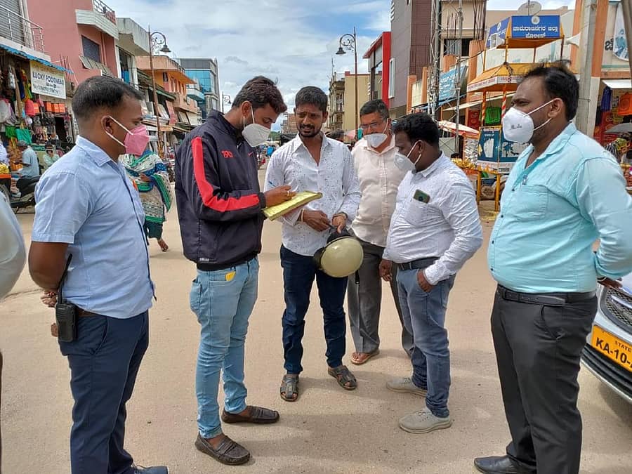 ಮಾಸ್ಕ್ ಧರಿಸದ ಸಾರ್ವಜನಿಕರೊಬ್ಬರಿಗೆ ಚಾಮರಾಜನಗರದ ನಗರಸಭೆಯ ಅಧಿಕಾರಿಗಳು ಸೋಮವಾರ ದಂಡ ವಿಧಿಸಿದರು
