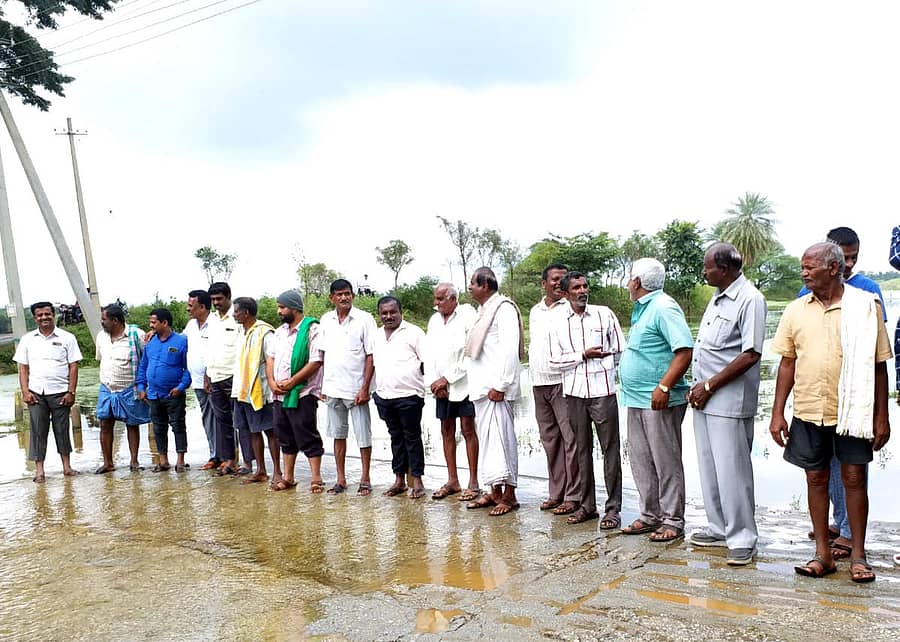 ದೊಡ್ಡಬಳ್ಳಾಪುರ ತಾಲ್ಲೂಕಿನ ದೊಡ್ಡತುಮಕೂರು ಕೆರೆಯ ನೀರು ಕಪ್ಪಾಗಿರುವುದನ್ನು ವೀಕ್ಷಣೆ ಮಾಡಿದ ಗ್ರಾಮಸ್ಥರು