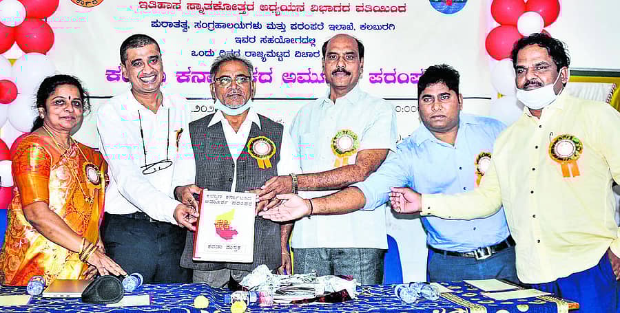 ರಾಜ್ಯಮಟ್ಟದ ವಿಚಾರ ಸಂಕಿರಣದಲ್ಲಿ ಕಲ್ಯಾಣ ಕರ್ನಾಟಕದ ಅಮೂರ್ತ ಪರಂಪರೆ ಕರಡು ಪುಸ್ತಕವನ್ನು ಹೃಷಿಕೇಶ ಬಹದ್ದೂರ್ ದೇಸಾಯಿ ಹಾಗೂ ಡಾ.ಶಂಕ್ರೆಪ್ಪ ಎಸ್.ಹತ್ತಿ ಬಿಡುಗಡೆ ಮಾಡಿದರು ಡಾ.ಇಂದುಮತಿ ಪಿ. ಪಾಟೀಲ, ಡಾ. ವಿಜಯಕುಮಾರ ಸಾಲಿಮನಿ, ಡಾ. ಅನಿಲಕುಮಾರ್ ಹಾಲು ಇದ್ದರು