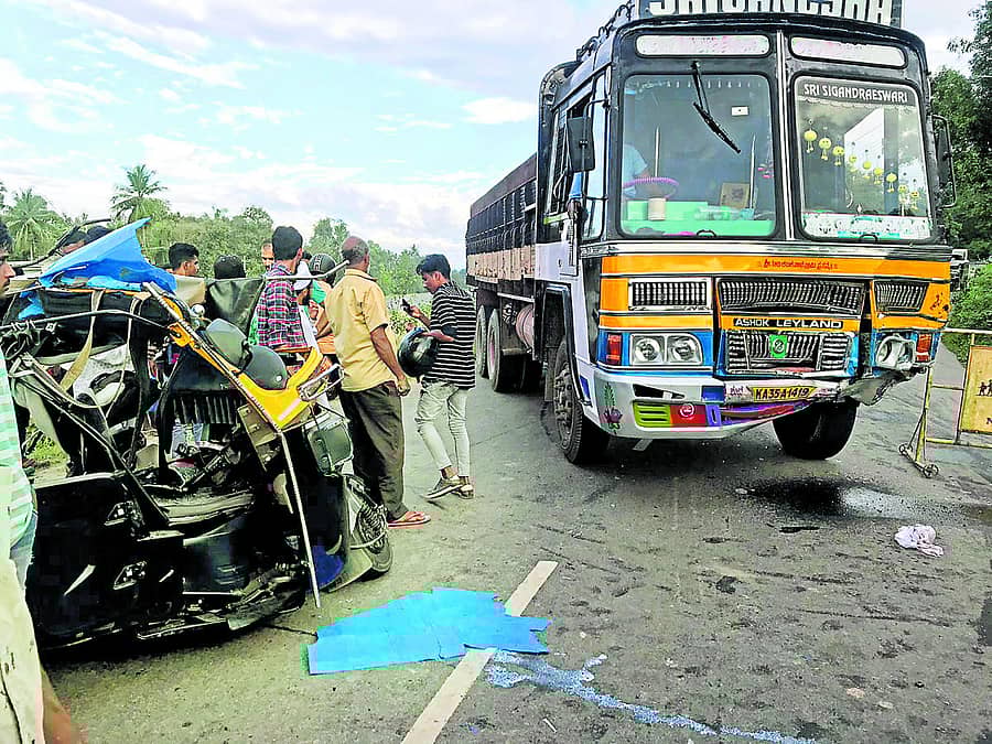 ಉಪ್ಪಿನಂಗಡಿ ಸಮೀಪ ಮಠದ ಬಳಿ ಸಂಭವಿಸಿದ ಅಪಘಾತ