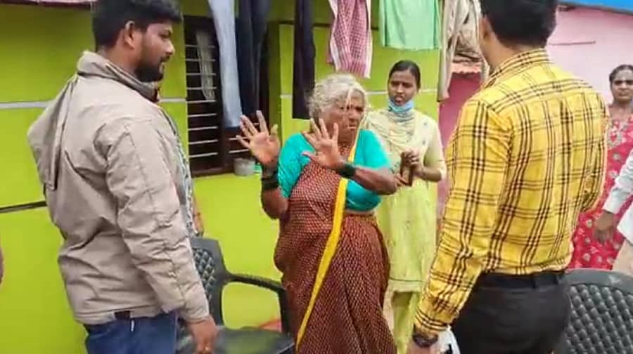 ದಾವಣಗೆರೆ ತಾಲ್ಲೂಕಿನ ಕೈದಾಳೆಯ ವೃದ್ಧೆ ಮೈಮೇಲೆ ದೇವಿ ಬಂದಿದ್ದಾಳೆ ಎಂದು ಲಸಿಕೆ ನಿರಾಕರಿಸಿದ ಸಂದರ್ಭ