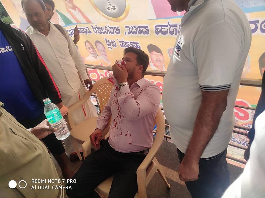 ಗಲಾಟೆಯಲ್ಲಿ ಗಾಯಗೊಂಡ ಕಾರ್ಯಕರ್ತ ಮೋಹನ್ ನಾಯ್ಕ ಅವರನ್ನು ಮುಖಂಡರು ಉಪಚರಿಸಿದರು.