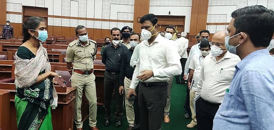 ಸಿಬ್ಬಂದಿ ಮತ್ತು ಆಡಳಿತ ಸುಧಾರಣೆ ಇಲಾಖೆ ಕಾರ್ಯದರ್ಶಿ ಪಿ.ಹೇಮಲತಾ ಪೂರ್ವ ಸಿದ್ಧತೆಯನ್ನು ಪರಿಶೀಲಿಸಿದರು.