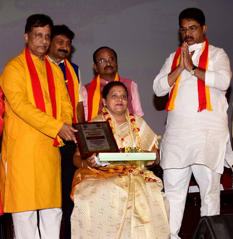 ಕಾರ್ಯಕ್ರಮದಲ್ಲಿ ಆರೋಗ್ಯ ಅಧಿಕಾರಿ ಡಾ.ಸತ್ಯವತಿ ಅವರನ್ನು ಐ.ಎಸ್.ಪ್ರಸಾದ್ ಸನ್ಮಾನಿಸಿದರು. ಸಿ.ಸೋಮಶೇಖರ್, ಆರ್.ಅಶೋಕ, ಎಫ್ಕೆಸಿಸಿಐಯ ಕೆ.ವಿ. ರಾಜೇಂದ್ರ ಕುಮಾರ್ ಇದ್ದಾರೆ -ಪ್ರಜಾವಾಣಿ ಚಿತ್ರ