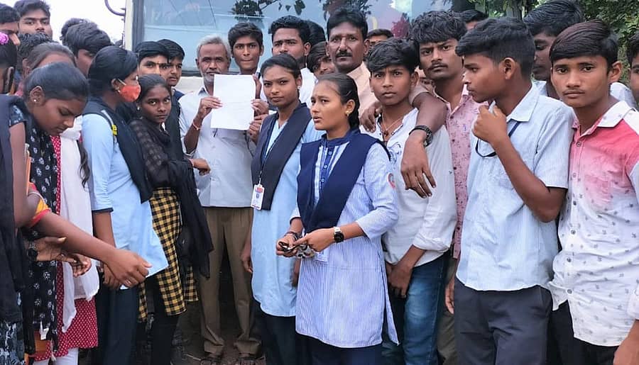 ಖಟಕಚಿಂಚೋಳಿ ಸಮೀಪದ ದಾಡಗಿ ಗ್ರಾಮದಲ್ಲಿ ಮಂಗಳವಾರ ವಿದ್ಯಾರ್ಥಿಗಳು ಹೆಚ್ಚುವರಿ ಬಸ್ ಕಲ್ಪಿಸುವಂತೆ ಪ್ರತಿಭಟಿಸಿ ಭಾಲ್ಕಿಯ ಕೆಎಸ್ಆರ್ಟಿಸಿ ವ್ಯವಸ್ಥಾಪಕರ ಅಧೀನ ಅಧಿಕಾರಿಗೆ ಮನವಿ ಸಲ್ಲಿಸಿದರು