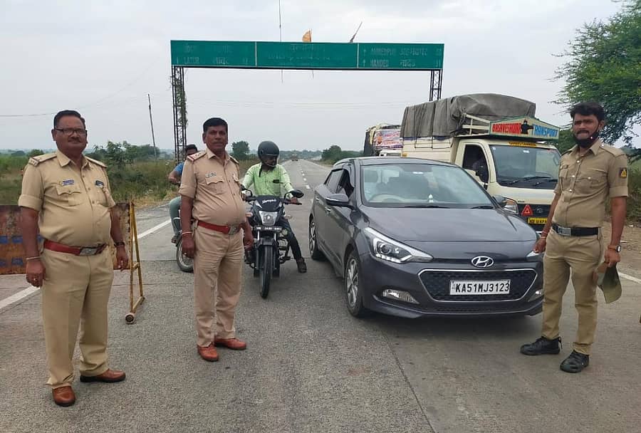 ಕಮಲನಗರ ಪಟ್ಟಣದ ಮಹಾರಾಷ್ಟ್ರ ಗಡಿಯಲ್ಲಿ ಸ್ಥಾಪಿಸಿದ ಪೊಲೀಸ್ ಚೆಕ್ ಪೋಸ್ಟ್ನಲ್ಲಿ ಹೊರ ರಾಜ್ಯದಿಂದ ಆಗಮಿಸುವವರ ತಪಾಸಣೆಗೆ ನಿಯೋಜನೆಗೊಂಡ ಪೊಲೀಸ್ ಸಿಬ್ಬಂದಿ