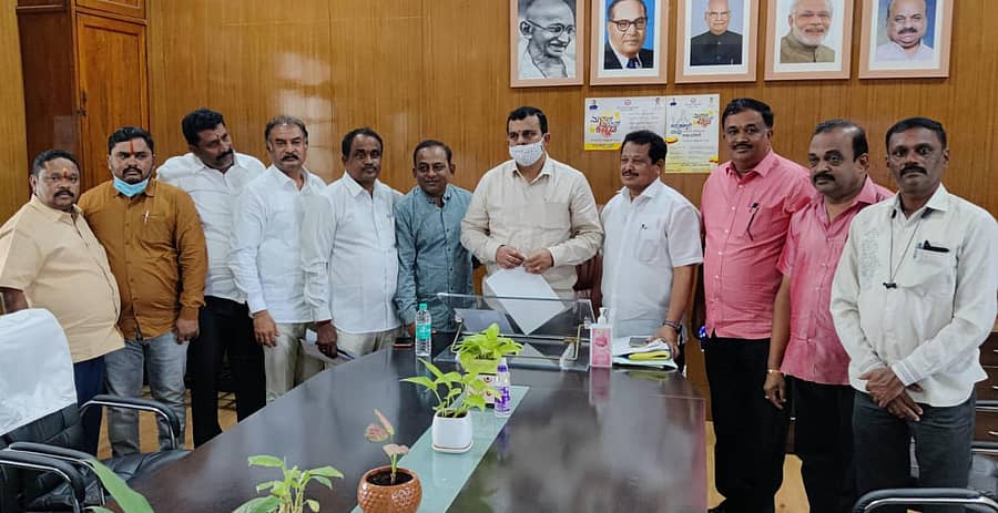 ಬೆಂಗಳೂರಿನಲ್ಲಿ ಇಂಧನ ಸಚಿವ ವಿ.ಸುನೀಲಕುಮಾರ ಅವರಿಗೆ ರಾಜ್ಯ ಅನುಮತಿ ಪಡೆದ ವಿದ್ಯುತ್ ಗುತ್ತಿಗೆದಾರರ ಸಂಘದ ಅಧ್ಯಕ್ಷ ವಿಜಯಕುಮಾರ ಗುಡ್ಡದ, ಜಿಲ್ಲಾ ಘಟಕದ ಅಧ್ಯಕ್ಷ ವೀರಶೆಟ್ಟಿ ಖ್ಯಾಮಾ ನೇತೃತ್ವದ ನಿಯೋಗ ವಿವಿಧ ಬೇಡಿಕೆಗೆ ಮನವಿ ಸಲ್ಲಿಸಿತು