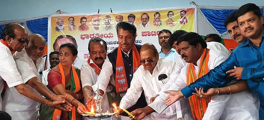 ಸೈದಾಪುರ ಪಟ್ಟಣದಲ್ಲಿ ಆಯೋಜಿಸಿದ ಬಿಜೆಪಿ ಪ್ರಚಾರ ಸಭೆಯನ್ನು ಗಣ್ಯರು ಉದ್ಘಾಟಿಸಿದರು. ಮಾಜಿ ಸಚಿವ ಬಾಬುರಾವ ಚಿಂಚನಸೂರ, ಅಭ್ಯರ್ಥಿ ಡಾ.ಬಿ.ಜಿ.ಪಾಟೀಲ, ನಾಗರತ್ನಾ ಕುಪ್ಪೆ, ಶರಣಭೂಪಾಲರೆಡ್ಡಿ ಇದ್ದರು