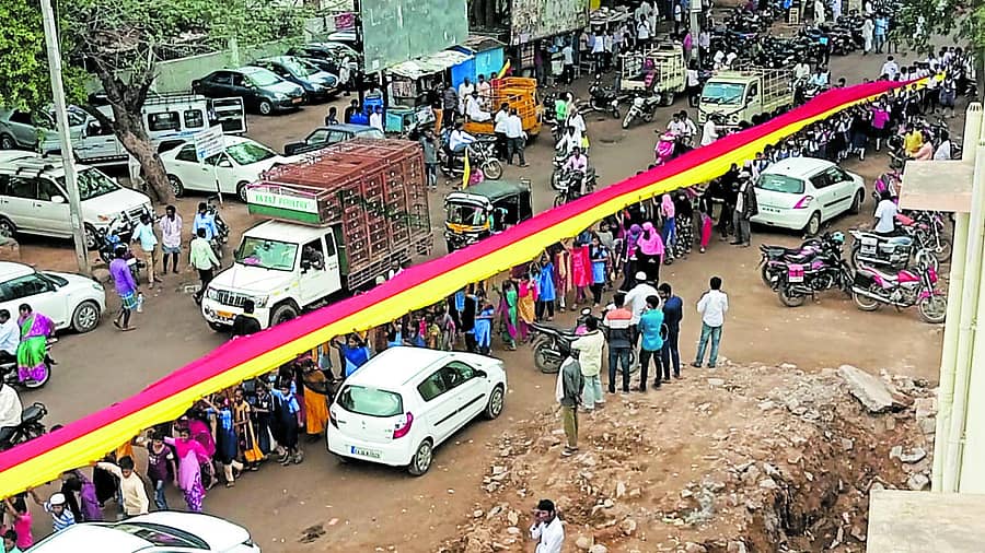 ಮುದಗಲ್ನಲ್ಲಿ ಕರವೇ ವತಿಯಿಂದ 825 ಅಡಿ ಉದ್ದದ ಕನ್ನಡ ಬಾವುಟದ ಮೆರವಣಿಗೆ ನಡೆಯಿತು