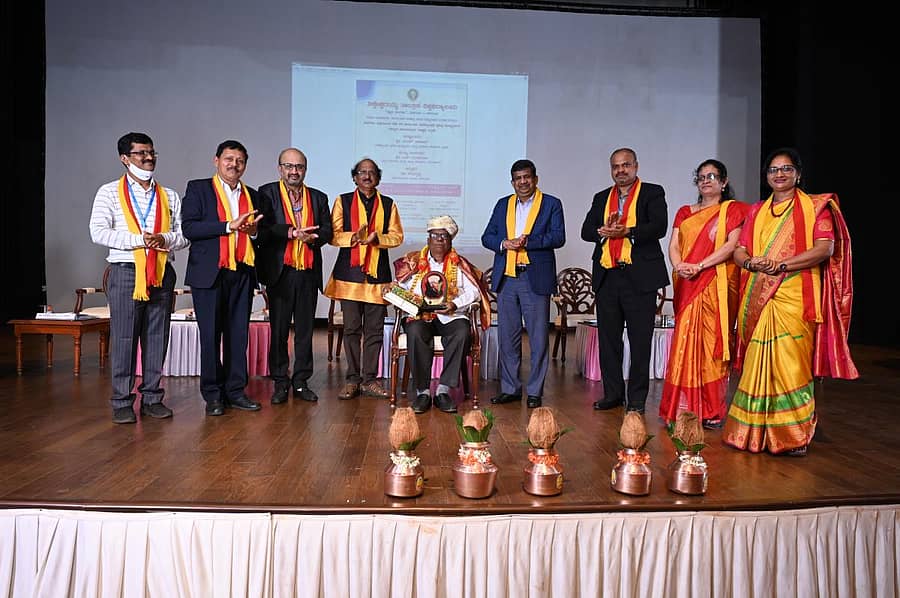 ಕರ್ನಾಟಕ ರಾಜ್ಯೋತ್ಸವ ಪ್ರಶಸ್ತಿ ಪುರಸ್ಕೃತ ಬಿ.ಎಲ್. ಪಾಟೀಲ ಅವರನ್ನು ಬೆಳಗಾವಿಯ ವಿಟಿಯುನಲ್ಲಿ ಮಂಗಳವಾರ ನಡೆದ ಸಮಾರಂಭದಲ್ಲಿ ಕುಲಪತಿ ಡಾ.ಕರಿಸಿದ್ದಪ್ಪ ಸತ್ಕರಿಸಿದರು. ಪ್ರೊ.ಸಿ.ಕೆ. ಸುಬ್ಬರಾಯ, ಪ್ರೊ.ಮಹಾಂತೇಶ ಬಿರ್ಜೆ, ಪ್ರೊ.ಎ.ಎಸ್. ದೇಶಪಾಂಡೆ, ಎಚ್. ಡುಂಡಿರಾಜ್, ಪ್ರೊ.ಬಿ.ಇ. ರಂಗಸ್ವಾಮಿ, ಎಂ.ಎ. ಸಪ್ನಾ ಮತ್ತು ಪ್ರೊ.ಶಾಂತಾ ಜೋರಾಪುರ ಇದ್ದಾರೆ