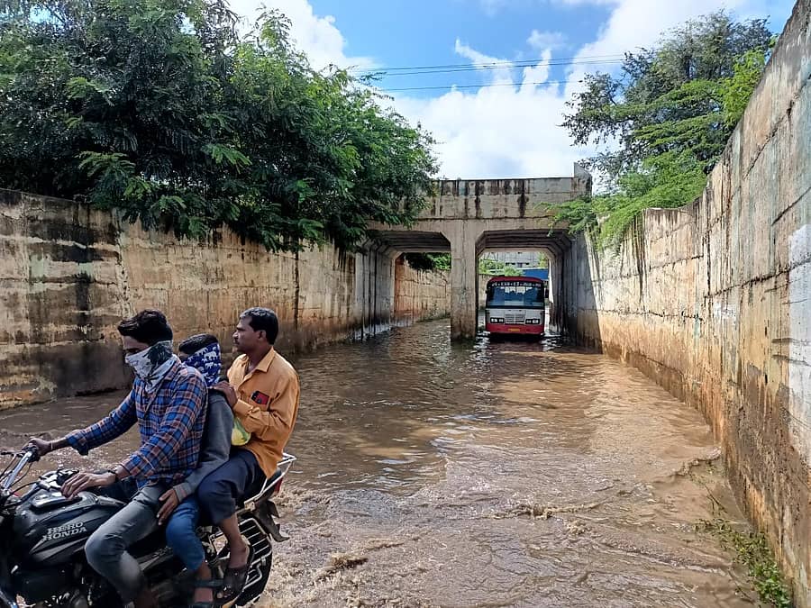 ಚಿತ್ರದುರ್ಗ ನಗರದ ಹೊರವಲಯದ ತುರುವನೂರು ರಸ್ತೆಗೆ ನಿರ್ಮಿಸಿದ ರೈಲ್ವೆ ಕೆಳಸೇತುವೆ.