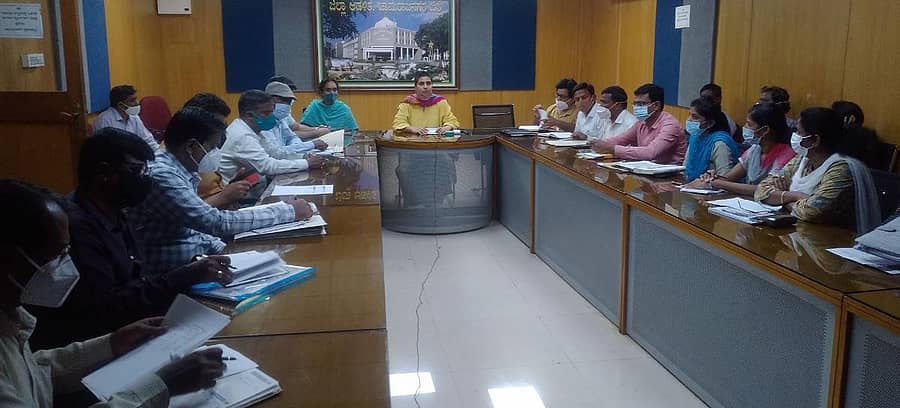 ಜಿಲ್ಲೆಯಲ್ಲಿ ಕೋವಿಡ್‌ ನಿಯಂತ್ರಣಕ್ಕೆ ಸಂಬಂಧಿಸಿದಂತೆ ಜಿಲ್ಲಾಧಿಕಾರಿ ಚಾರುಲತಾ ಸೋಮಲ್‌ ಅವರು ಅಧಿಕಾರಿಗಳ ಸಭೆ ನಡೆಸಿದರು