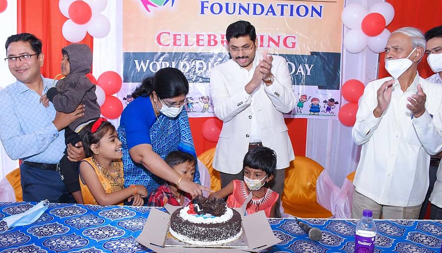 ಬೀದರ್ನ ಉಟಗೆ ಮಕ್ಕಳ ನರರೋಗ ಹಾಗೂ ಮಾನಸಿಕ ತಜ್ಞ ಆಸ್ಪತ್ರೆಯಲ್ಲಿ ಆಯೋಜಿಸಿದ್ದ ವಿಶ್ವ ಅಂಗವಿಕಲರ ದಿನಾಚರಣೆ ಕಾರ್ಯಕ್ರಮವನ್ನು ಜಿಲ್ಲಾ ಪಂಚಾಯಿತಿ ಮುಖ್ಯ ಕಾರ್ಯನಿರ್ವಹಾಧಿಕಾರಿ ಜಹೀರಾ ನಸೀಮ್ ಕೇಕ್ ಕತ್ತರಿಸಿ ಉದ್ಘಾಟಿಸಿದರು. ಡಾ. ಅಭಿಜೀತ್ ಪಾಟೀಲ, ರಾಮಚಂದ್ರನ್ ಆರ್, ಡಾ. ಸುಭಾಷ ಪಾಟೀಲ ಇದ್ದರು
